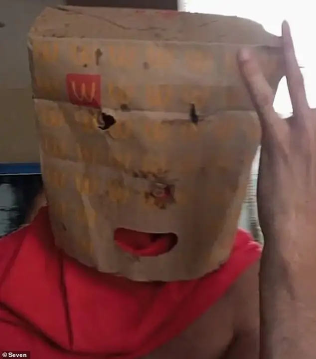 Los asistentes tenían bolsas de Mc Donalds en la Cabeza