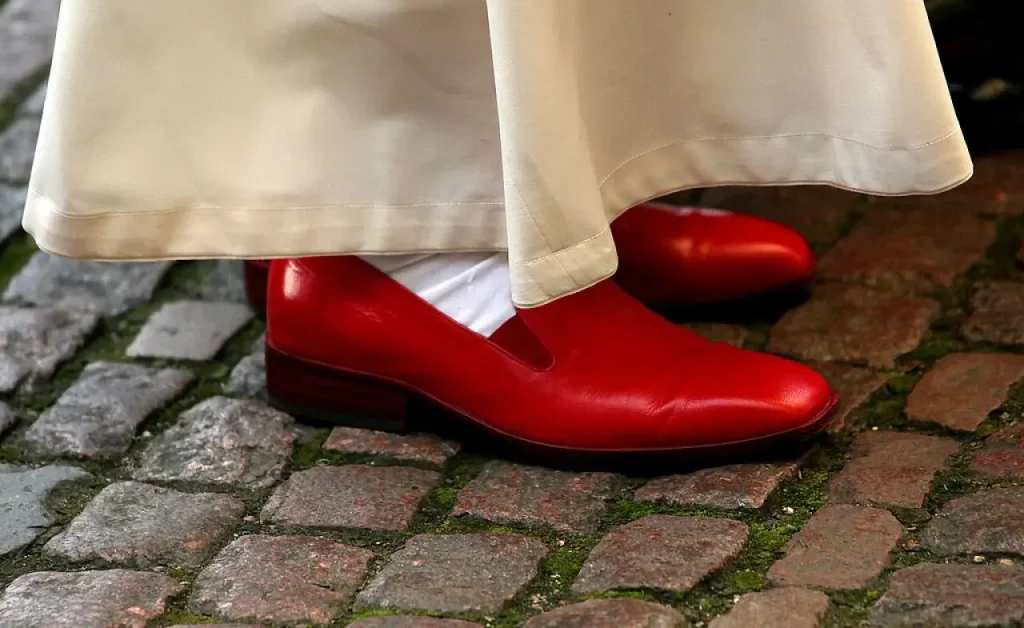 2 El Vaticano y los zapatos rojos